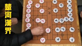 中国象棋： 双方中炮对攻，黑方小马太灵活了，出车得子弃车杀炮打死红车，妙