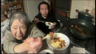 深夜にステーキ焼く　関慎吾・関良枝