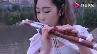 河边美女巴乌吹奏《知道不知道》