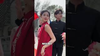 在订婚宴上，新娘穿着订婚服，美得令人惊叹。她的礼服剪裁得体，完美地衬托出她的优雅气质和迷人身姿。 #生活百態 #暖心 #幸福  #婚礼 #婚礼现场 #幸福