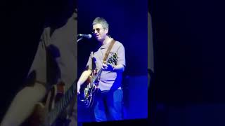 Noel Gallagher joking with the crowd last night in Phoenix, AZ 🇺🇸