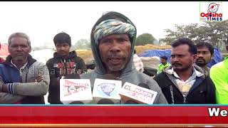 Traders reluctant to lift paddy from Koksara Mandi  Farmers worried due to bad weather conditions