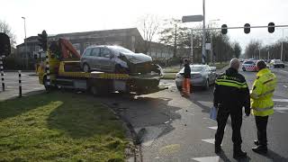 Zware schade bij aanrijding tussen twee auto's