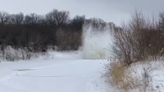 Саратовские спасатели начали взрывать лед на реках