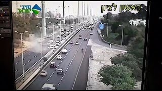 תיעוד: משאית פוגעת בכלי רכב