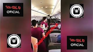 Piloto pide matrimonio en pleno vuelo a una Auxiliar de Aerolinea!!