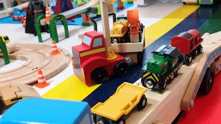 Brio, Train Building Blocks Thomas Bridge Construction with, Loader, Bulldozer Video for Children