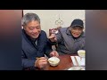 64岁儿子生日97岁父亲摸头夹饺子，家人：多拍一些视频记录生活