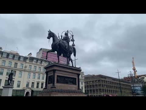 Who are the statues in George Square Glasgow?