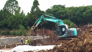 Bamboo Pile Excavator, Dump Truck Excavator working at construction site