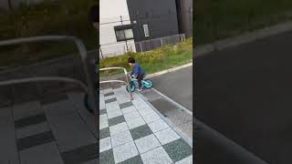 自転車、第三弾、ストライダーでバランス練習。