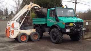 Unimog U1500 getting loaded