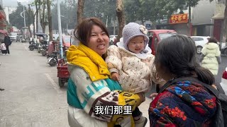 小伙带我去吃酒席，全家去5口人远嫁三年老公家亲戚好多不认识。