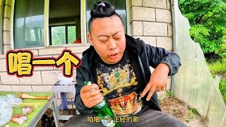 黑龙江下暴雨啦，找个废弃棚子喝酒吃肉，喝美了唱一个【小三轮走天下】