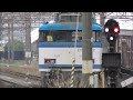 jr貨物　下りef81452形機関車が牽引する。センターへ。　すれ違い　上り ed76 1019形機関車が牽引する。新上橋近く＆祇園踏切　撮影日2023 2 24