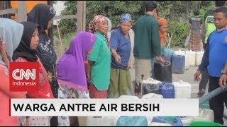 Kekeringan Melanda, Warga Mojokerto Antre Berebut Air Bersih