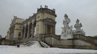 Gloriette Schlosspark Schloss Schönbrunn Wien Rundgang Spaziergang Winter Schnee Garten Park Reise