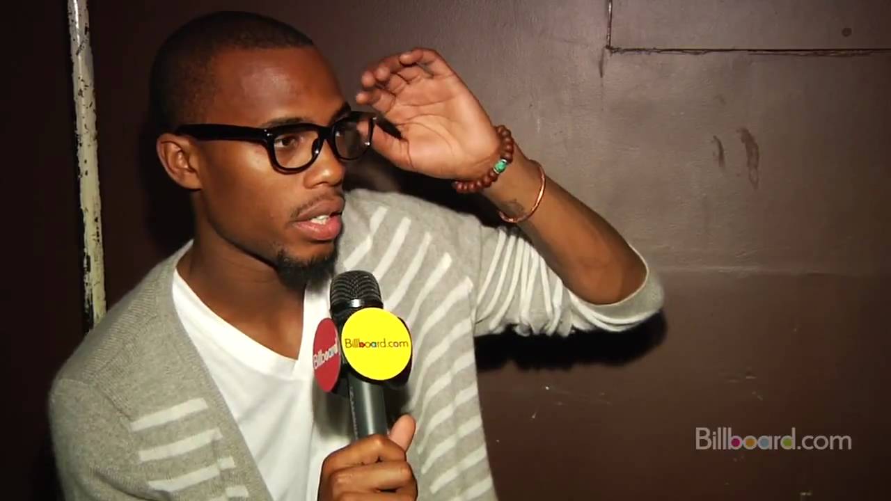 B.o.B. - Airplanes + EXCLUSIVE BACKSTAGE INTERVIEW! - YouTube