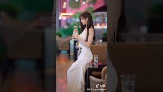 街拍(198) 小姐姐你要不要坐我腿上喝点别的？#街拍美女 #shorts #tiktok #抖音 #太古里 #成都 #网红