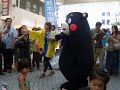 くまモン　何やらおねえさんとひそひそ話