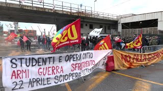 Genova, presidio al porto : protesta contro carichi di armi