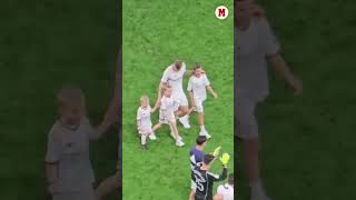 Kroos se despidió junto a sus hijos: ovación de la grada y pasillo de compañeros I MARCA