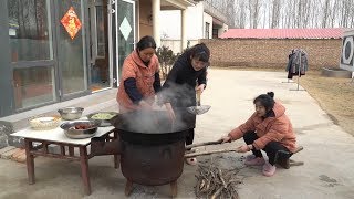 农村小院加起大地锅，清香掌厨炸丸子，白雪帮忙闺蜜来烧火