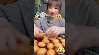 สาวจีนกินไข่ข้าว (ไข่ค้างรัง) ในน้ำแกงสีแดงๆ