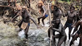 Homem Grava Encontro aterrorizante com a Tribo mais isolada do mundo