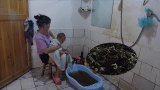 The child caught a cold and Xiao Pan used the wormwood to bathe the child.