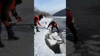 【搞笑漁民生活】東北農村人在冬季鑿冰撈魚，原來在冰面上是這樣捕魚的#shorts #捕魚 #搞笑 #戶外抓魚