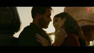 Baadshaho Movie Kissing Scene Ajay Devgan and Ilena D'Cruz