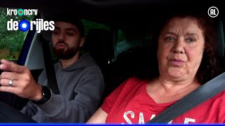 Mirjam (62) heeft haar eerste rijles | De rijles S1#3 | KRO-NCRV