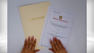 Anwendung - Einlegen einer Urkunde in Urkundenmappe mit Einstecktasche