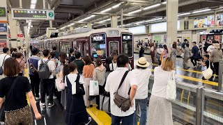 【ちいかわ阪急・うさぎ号】大人気のちいかわ阪急・うさぎ号が入り待ち・出待ちする大勢の乗客に囲まれる。乗客接触の危険を感じたうさぎ号怒りの警笛。大阪梅田駅2023/8（4K HDR 60fps）