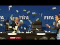 blatter rociado con billetes por comediante lee nelson