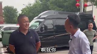 黑心老板拖欠农民工工资，农民工被跪地求要