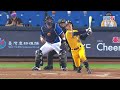 04 21 富邦 vs 中信 八局下，江坤宇擊出左外野深遠飛球，卻被高國麟跳起來精彩接殺出局