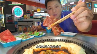 “灶座小锅烀饼”据说这是东北铁锅炖的升级版，排骨、豆角、土豆窝瓜一锅炖，吸满汤汁的烀饼吃起来那叫一个香。