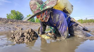 ACTION OF A COWBOY BROTHER HUNTING JUMBO CRAB