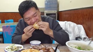 在东北吉林四平怼大饼熏肉，过瘾呐弟兄们【海吃王】