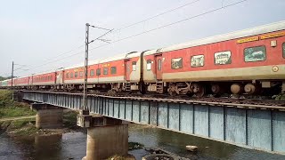 12554 Vaishali Superfast Express (New Delhi - Saharsa) Slowly Crossing Pakwalia Bridge