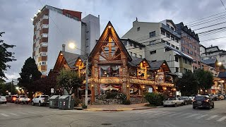 Walking Tour Bariloche - Zona Catedral y calle Mitre al anochecer