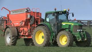 JOHN DEERE 7530 AND KUHN ACT6036 FERTILISER SPREADER