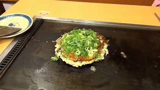 【鶴橋風月】スパワールド店　お好み焼きを焼いています