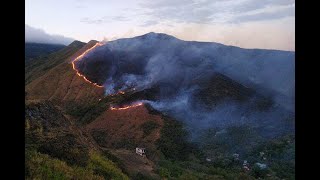 Incesante lucha de los bomberos para controlar incendio forestal de grandes proporciones en Cali