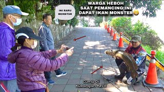 Heboh..! Mancing Di Pingir Jalan Dapat Ikan Monster Jadi Tontonan Warga