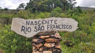 Como ocorre a Nascente do Rio São Francisco no alto da Serra da Canastra.