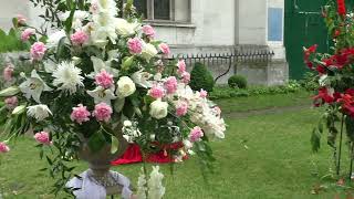 Flowers beside Westminster Abbey - London  2016-06-12 183457