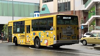 神奈中バス「シゴト探しはTOWN WORK」船08金沢八景駅行きよ46のバスと神奈中バス「シゴト探しはTOWN WORK」船08大船駅行きよ46、京急線普通浦賀行き1561が走行！【金沢八景駅】